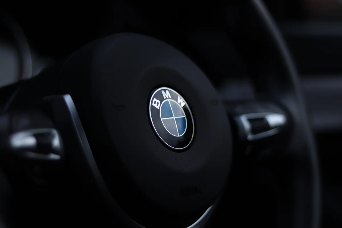 Déchiffrer l'emblème d'une marque d'automobiles