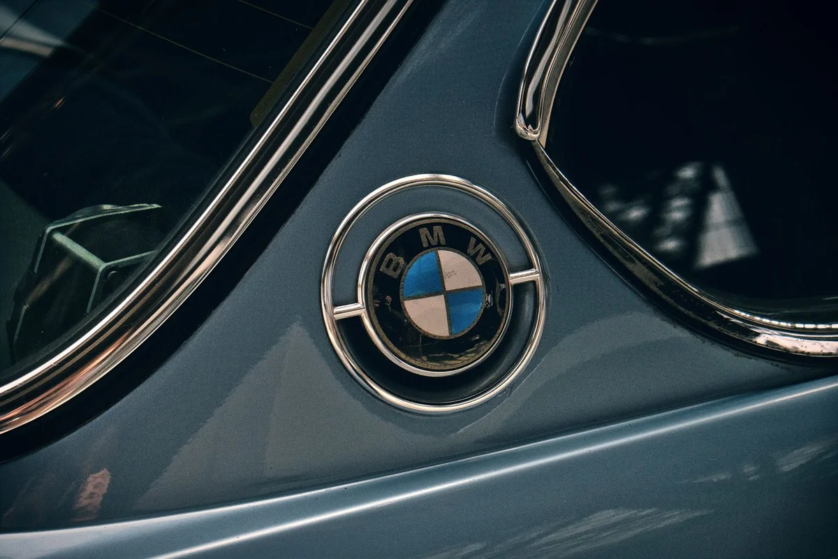 Le lexique de l'emblème automobile