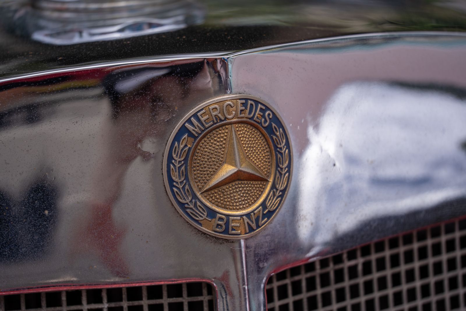 Quand le dessin d'un emblème automobile frôle